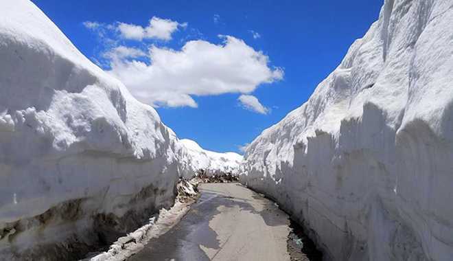 Rohtang Pass, Himachal Pradesh, India Editorial Stock Image - Image of  condition, boulder: 213657099